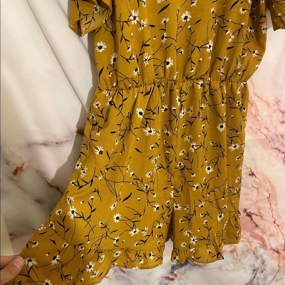 Boohoo Floral Romper - Picture 2 of 4